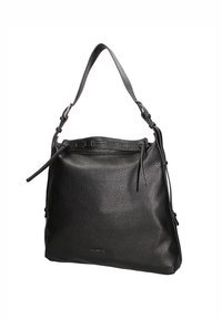 Sac seau en cuir noir avec une surface texturée, une bandoulière réglable, un système de fermeture à cordon et un logo en relief sur la bande supérieure.