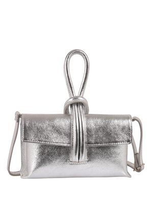 Zilverkleurige metalen clutch met een lusvormige riem bovenop en een verstelbare schouderriem aan de zijkant.