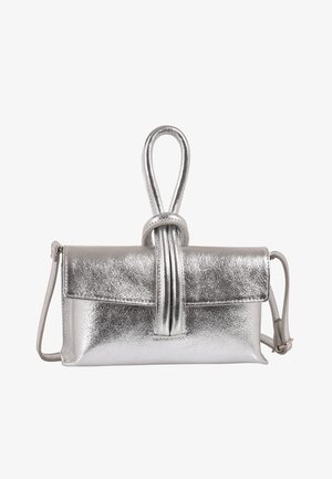 Zilverkleurige metalen clutch met een lusvormige riem bovenop en een verstelbare schouderriem aan de zijkant.