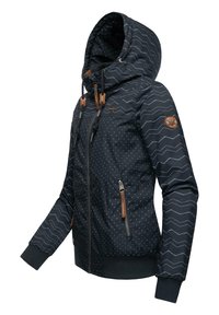 Dunkelblaue Jacke mit weißen Pünktchen und Zickzackmustern, ausgestattet mit einer Kapuze, Reißverschlusstaschen und braunen Lederakzenten.