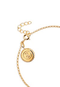Goldene Gliederarmband mit einem runden Anhänger mit einem erhabenen Emblem, filigranen Details und einem Karabinerverschluss für sicheren Halt.