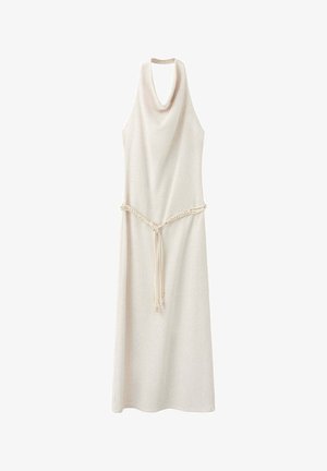 Langes beiges ärmelloses Kleid mit hohem Wasserfallausschnitt und dünnem geflochtenem Gürtel, der an der Taille gebunden ist, auf weißem Hintergrund dargestellt.