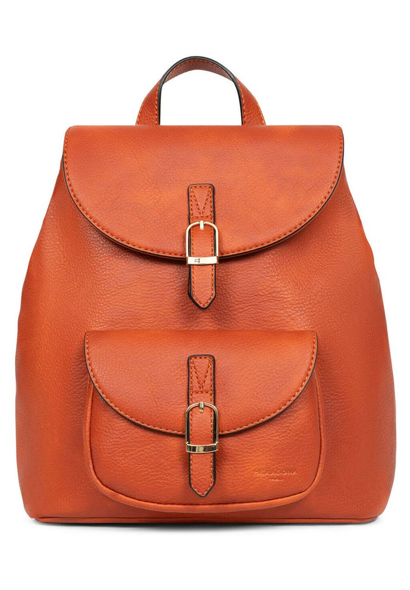 Oranje leren rugzak met een ronde flap, voorvak en hardware in goudtint. Geweven afwerking en contrasterende stikseldetails.