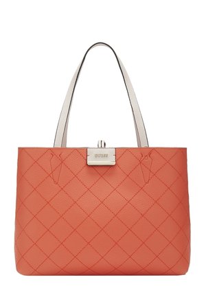 Gesteppte Koralle Leder-Handtasche mit weißen Schulterriemen und silbernem Metallverschluss, der mit dem "GUESS"-Logo graviert ist.