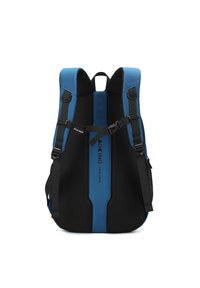 Zaino nero e blu con spallacci ergonomici, schiena in rete, fibbie regolabili e un logo. Presenta un design snello e un tessuto texture.