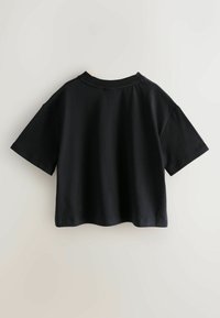 Musta lyhyt t-paita pehmeästä kankaasta, jossa on pyöreä kaula-aukko ja lyhyet hihat, yksinkertaisella designilla ilman näkyviä kuvioita tai koristeita.