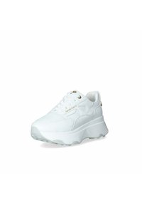 Sneaker bianco con suola spessa, materiale in pelle liscia, design con lacci e sottili accenti dorati sul tallone e sul logo.