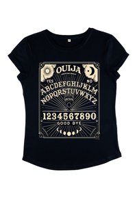 Černé bavlněné tričko s potiskem Ouija desky v krémové barvě, zahrnující písmena, čísla a dekorativní prvky. Kolo výstřih a krátké rukávy.