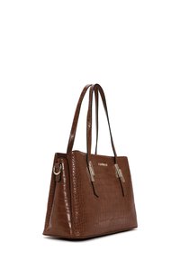 Borsa a tracolla in pelle stampata a coccodrillo marrone con manici doppi, dettagli metallici argento e una forma strutturata. Superficie testurizzata e dettagli metallici.