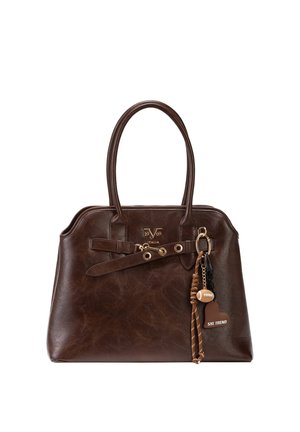 Dunkelbraune Lederhandtasche mit zwei Henkeln, goldfarbenem Schnallenverschluss und dekorativem Schlüsselanhänger mit Fußball- und herzförmigem Charm.