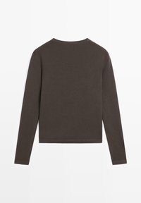 T-shirt à manches longues et col rond en tissu coton brun foncé. Texture lisse avec un ourlet droit et des fentes sur les côtés au bas.