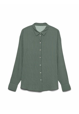 Chemise à manches longues rayée verte avec un col boutonné, présentant des rayures verticales blanches et une texture de tissu lisse et légère.