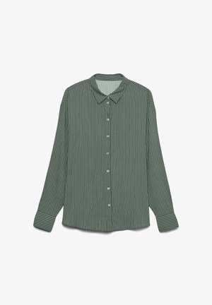 Chemise à manches longues rayée verte avec un col boutonné, présentant des rayures verticales blanches et une texture de tissu lisse et légère.