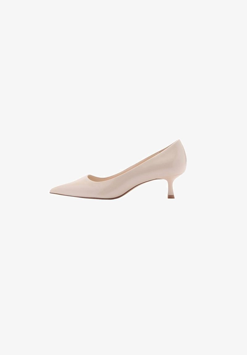 Chaussure à talon kitten en cuir beige à bout pointu, talon bas et fin, finition lisse, présentée de profil sur fond blanc.