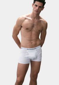 Boxer brevi bianchi in cotone con una vita nera "AUTOGRAPH", dotati di apertura frontale e texture liscia, stile aderente su un modello maschile.