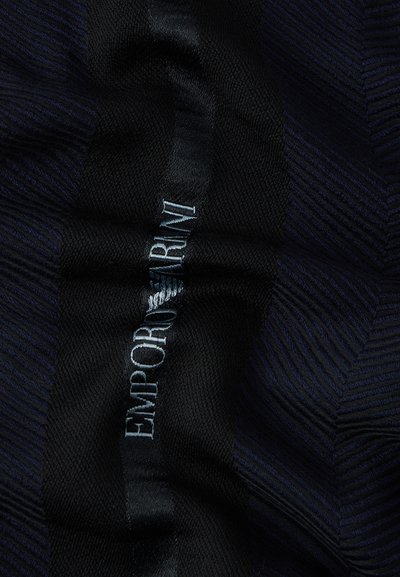 Czarny szalik z fakturowanym wzorem i ciemnoniebieskimi paskami. Zawiera widoczną metkę z napisem "Emporio Armani" w kolorze srebrnym.