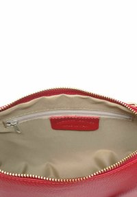 Czerwona skórzana saszetka o teksturowanej powierzchni, złoty zamek błyskawiczny i beżowe wykończenie. Zawiera wewnętrzną kieszeń z białym zamkiem błyskawicznym oraz skórzaną metkę.