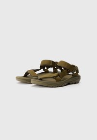 Olivengrønne sandaler med flere justerbare stropper, en formet fodseng og struktureret gummi ydersål for godt grep. Lett design.