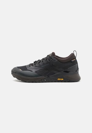 Schwarzer Sportsneaker mit Schnürdesign, Mesh- und synthetischem Obermaterial, Vibram-Sohle und Zuglasche an der Ferse.