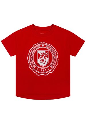 Rød T-shirt med korte ærmer med hvidt rundt våbenskjold med en løve, tekst "The Universe of Zadig & Voltaire," og året 1997.