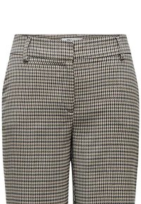 Pantalons à motif pied-de-coq en beige et noir. Coupe ajustée, passants de ceinture, poches avant et texture lisse. Design structuré.