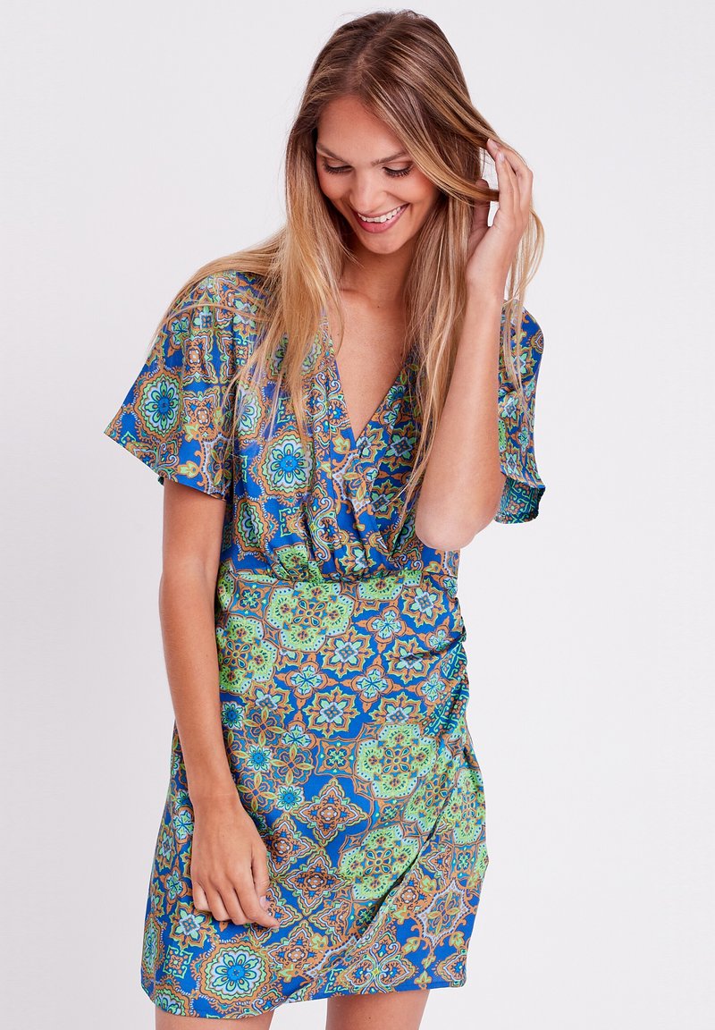Vestito a maniche corte con tessuto a fantasia blu, verde e arancione. Design a V con una texture arricciata in vita.