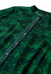 Grünes gemustertes Hemd mit aufwendigen Blumenmotiven, einer vorderen Knopfleiste mit dekorativem Nähen und einem klassischen Kragen.