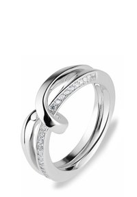 Zilveren metalen ring met een verwoven ontwerp, featuring een rij kleine heldere stenen aan één kant, met een gladde gepolijste afwerking.