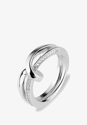 Bague en métal argenté avec un design entrelacé, ornée d'une rangée de petites pierres transparentes le long d'un côté, finition polie lisse.