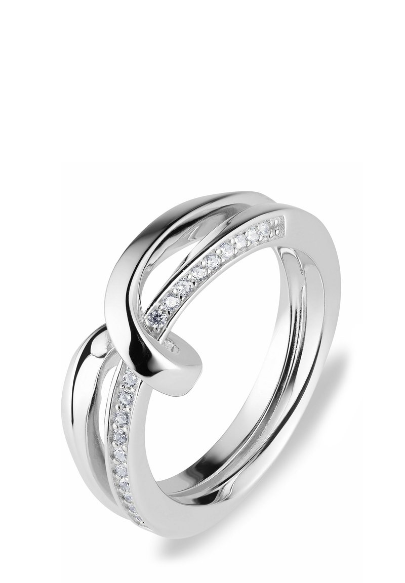 Zilveren metalen ring met een verwoven ontwerp, featuring een rij kleine heldere stenen aan één kant, met een gladde gepolijste afwerking.