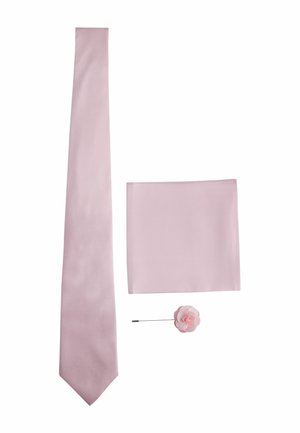 Hellrosa Satin-Krawatte, passendes Einstecktuch und rosa Stoff-Blumenanstecknadel auf weißem Hintergrund angeordnet.