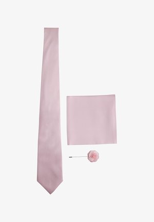 Hellrosa Satin-Krawatte, passendes Einstecktuch und rosa Stoff-Blumenanstecknadel auf weißem Hintergrund angeordnet.