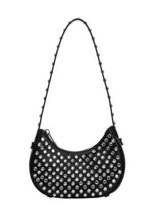 Zwarte leren handtas met een gebogen vorm, versierd met zilverkleurige studaccents over het geheel. Voorzien van een enkele schouderriem en ritssluiting.