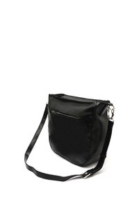 Schwarze Leder-Schultertasche mit flacher Form, verstellbarem Schultergurt und einer vorderen Reißverschlusstasche; glatte Textur und minimalistisches Design.