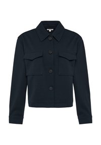 Marineblauwe cropped jas van zacht materiaal met een kraag, sluiting met knopen aan de voorkant en twee borstzakken met klepsluiting.
