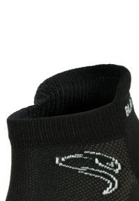 Schwarze Sportsocke mit gestreiftem Oberteil, ausgestattet mit einem Netzmuster und einem weißen Logo. Die Textur ist glatt und für Atmungsaktivität ausgelegt.