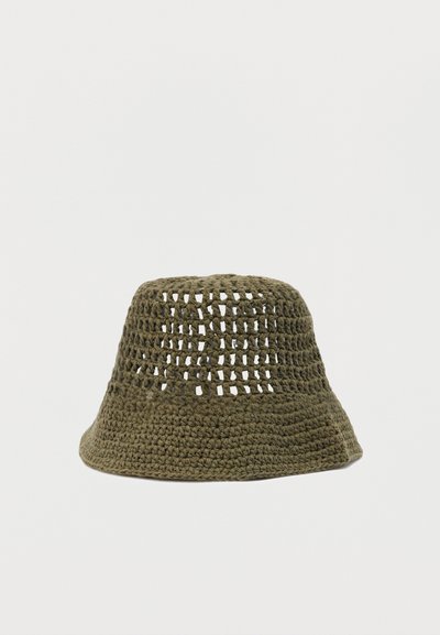 Πράσινο ελιάς καπέλο τύπου bucket πλεκτό με ανοιχτό σχέδιο πλέξης στην κορυφή και στεφάνι με συμπαγή ραφή.