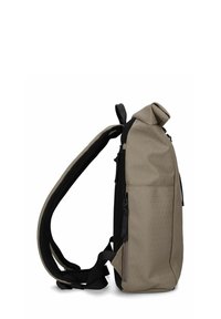 Sac à dos beige à rabat roulé avec motif texturé, accents noirs, bretelles rembourrées réglables et une poche zippée latérale pour le rangement.