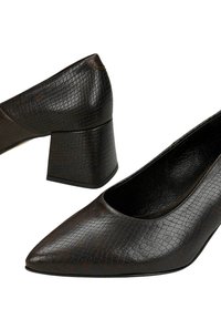 Dvojice tmavě hnědých texturovaných kožených lodiček na nízkém hranatém podpatku pro ženy, s špičatou špičkou a nízkými boky na bílém pozadí.