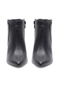 Botines de cuero negro con punta afilada y detalle de cremallera en el lateral. Textura lisa y diseño elegante para una silueta ajustada.