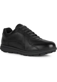 Sneaker in pelle nera con una finitura liscia, caratterizzato da una punta arrotondata, chiusura con lacci, pannelli laterali testurizzati e una suola in gomma con grip.