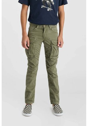 Personne portant un pantalon cargo vert olive, des chaussures à enfiler à carreaux noirs et blancs, et un t-shirt bleu marine avec un motif de skateboard.