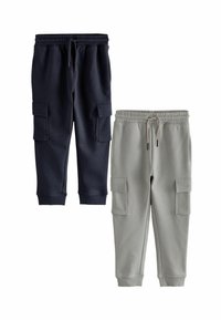 Zwei Paar Jogginghosen: eine navyfarbene mit elastischem Bund und seitlichen Cargo-Taschen, eine hellgraue mit ähnlichem Design und Taschen.