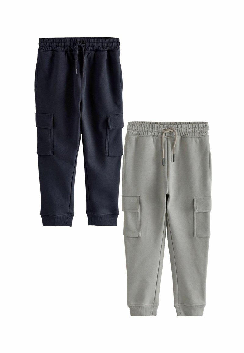 Zwei Paar Jogginghosen: eine navyfarbene mit elastischem Bund und seitlichen Cargo-Taschen, eine hellgraue mit ähnlichem Design und Taschen.