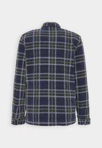 Camicia in flanella a quadri in blu navy, verde e grigio, con colletto button-down, maniche lunghe e una vestibilità morbida con orlo dritto.