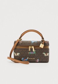 Brązowa torebka wzorzysta z motywami jeździeckimi, złotymi okuciami, uchem do trzymania i odpinanym paskiem na ramię. Wyposażona w zamek błyskawiczny.