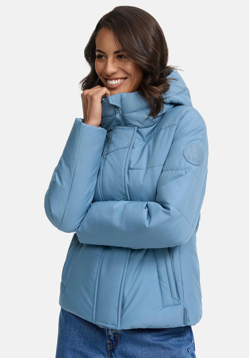 Helle blaue Daunenjacke mit hohem Kragen, Reißverschluss und Seitentaschen. Glatte Textur mit gesteppter Naht und Logo am Ärmel.