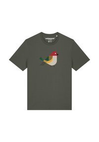 T-shirt à manches courtes en olive, proposant un graphisme stylisé d'oiseau avec une tête rouge, un poitrail jaune, des ailes vertes et des accents noirs.