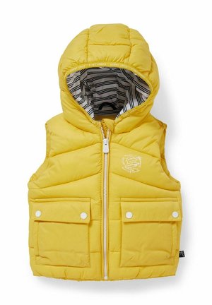Gul polstret vest med hætte, der har en lynlås foran, to forlommer med hvide trykknapper og en foret inderside med striber.