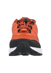 Sportskor med en orange nätöverdela, svart gummisul, och svarta accenter. Rundad tå, texturerad yta, och ett säkert snörningssystem.